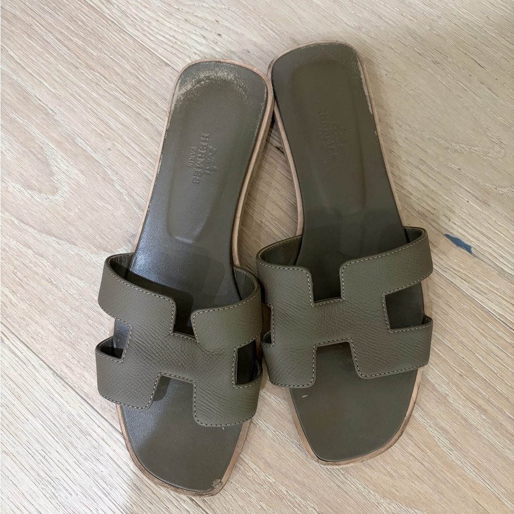 Hermes Oran Epsom Leather Slide Sandals in color Etoupe